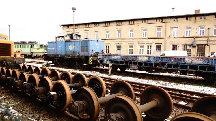 Waggons und Lokomotiven warten in der Schienenfahrzeugbau Wittenberge GmbH auf die Instandsetzung. 