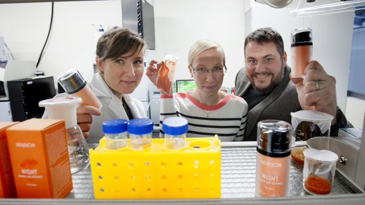 Ostsee-Experten im Labor:  (von links) Berit Joosep, Marju Roobal und Janno Joosep haben an der Universität Tallinn den Nutzen der Rotalge erforscht. 