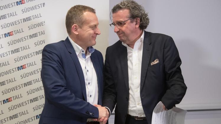 Handschlag nach Abschluss der Verhandlungen: IG-Metall-Verhandlungsführer Roman Zitzelsberger (l.) und Südwestmetall-Chef Stefan Wolf. 