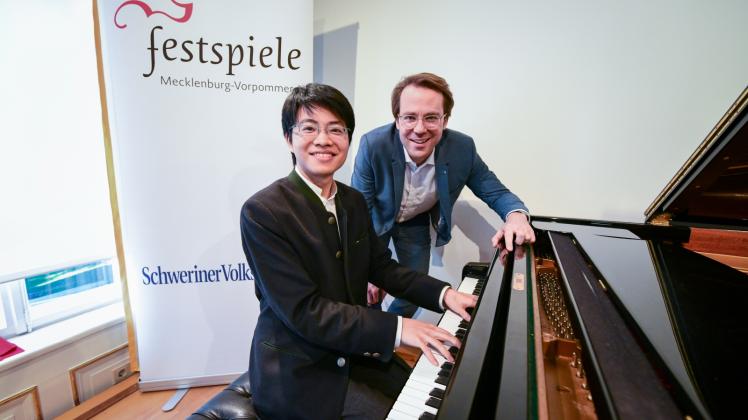 Preisträger in Residence Kit Armstrong (l.) und Festspiel-Intendant Dr. Markus Fein Preisträger in Residence Kit Armstrong (l.) und Festspiel-Intendant Dr. Markus Fein