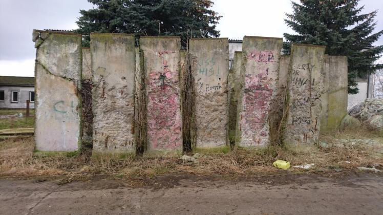 Betonteile der Berliner Mauer stehen auf dem Gelände des Agrarbetriebs in Wischershausen. 