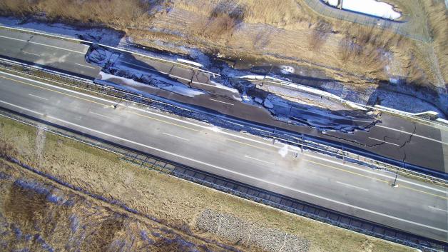 Nun schon 95 Meter! Loch von abgesackter Autobahn 20 bei Tribsees wird immer schlimmer - Größe mehr als verdoppelt Nun schon 95 Meter! Loch von abgesackter Autobahn 20 bei Tribsees wird immer schlimmer - Größe mehr als verdoppelt