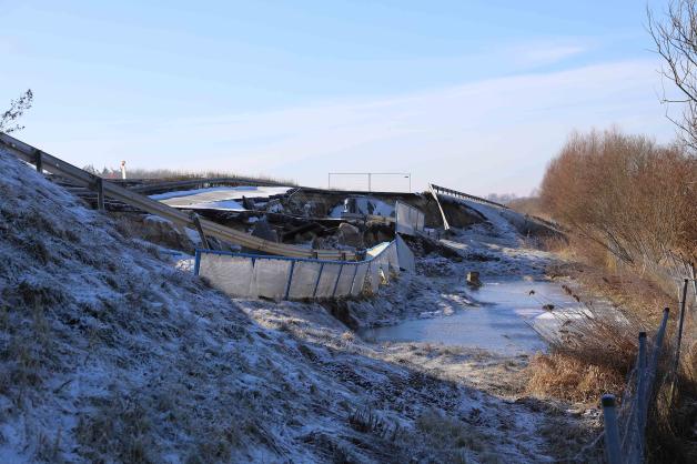 Nun schon 95 Meter! Loch von abgesackter Autobahn 20 bei Tribsees wird immer schlimmer - Größe mehr als verdoppelt Nun schon 95 Meter! Loch von abgesackter Autobahn 20 bei Tribsees wird immer schlimmer - Größe mehr als verdoppelt
