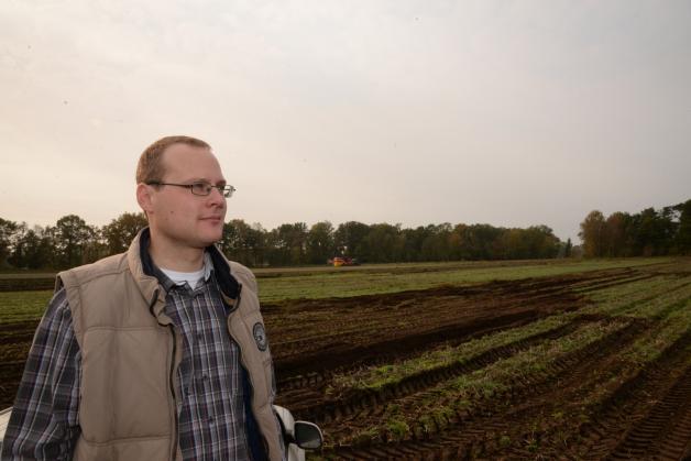 Lars Karnop sieht über seine Felder, auf denen die Kartoffelroder gerade große Schwierigkeiten bei der Ernte haben. 