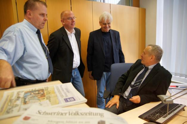 Kreisthemen: Der stellvertretende Landrat Wolfgang Schmülling (2.v.r.) und Kreissprecher Andreas Bonin (2.v.l.) im Gespräch mit Redaktionsleiter Udo Mitzlaff und Redakteur Wolfried Pätzold (r.). Kreisthemen: Der stellvertretende Landrat Wolfgang Schmülling (2.v.r.) und Kreissprecher Andreas Bonin (2.v.l.) im Gespräch mit Redaktionsleiter Udo Mitzlaff und Redakteur Wolfried Pätzold (r.).