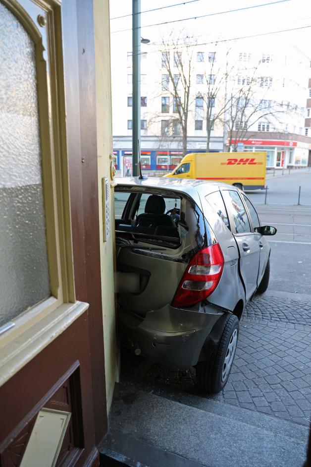 Gas und Bremse verwechselt: Rückwärts-Irrfahrt von 83-jähriger Autofahrerin endet in Rostocker Innenstadt an Hauswand