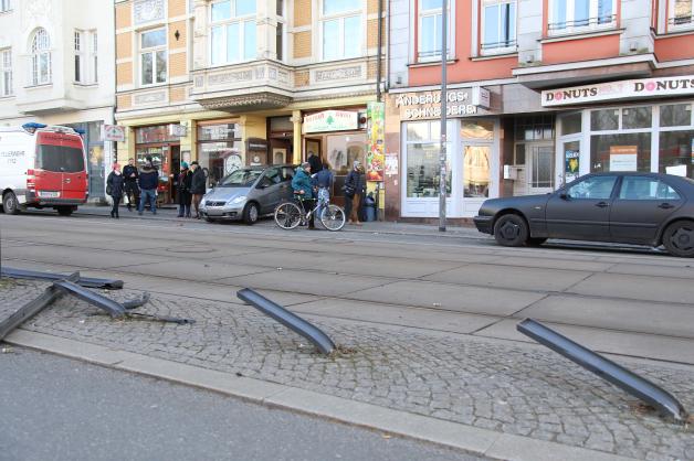 Gas und Bremse verwechselt: Rückwärts-Irrfahrt von 83-jähriger Autofahrerin endet in Rostocker Innenstadt an Hauswand Gas und Bremse verwechselt: Rückwärts-Irrfahrt von 83-jähriger Autofahrerin endet in Rostocker Innenstadt an Hauswand