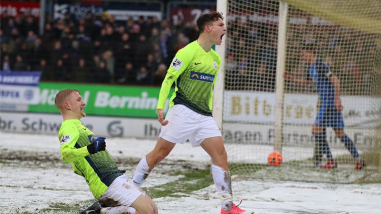 Jubel über das erste Tor für die Profis des FC Hansa: „Das Gefühl ist unbeschreiblich. Ich kann es nicht in Worte fassen – es ist unglaublich…“, so Lukas Scherff (rechts) nach seinem Treffer.  