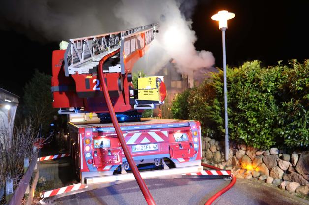 Großbrand in Rostock ausgebrochen: Einfamilienhaus in Evershagen lichterloh in Flammen - Bewohner kann sich retten 