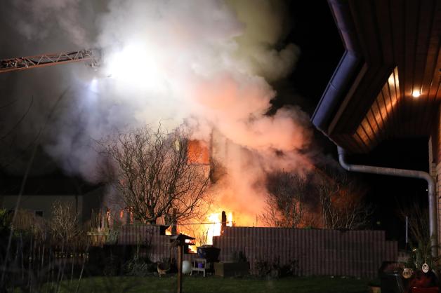 Großbrand in Rostock ausgebrochen: Einfamilienhaus in Evershagen lichterloh in Flammen - Bewohner kann sich retten 