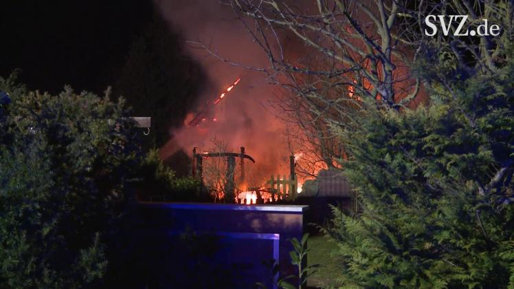 Einfamilienhaus in Rostock brennt lichterloh Einfamilienhaus in Rostock brennt lichterloh