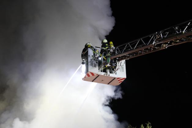 Großbrand in Rostock ausgebrochen: Einfamilienhaus in Evershagen lichterloh in Flammen - Bewohner kann sich retten Großbrand in Rostock ausgebrochen: Einfamilienhaus in Evershagen lichterloh in Flammen - Bewohner kann sich retten