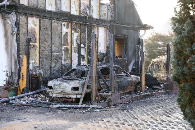 Nach Großbrand in Rostock-Evershagen: Der Tag danach, Ruine bei Tageslicht