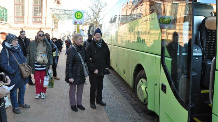 Bus statt Bahn: Helga und Peter Grundmann aus Köln müssen nicht auf ihren Ausflug nach Wismar verzichten.