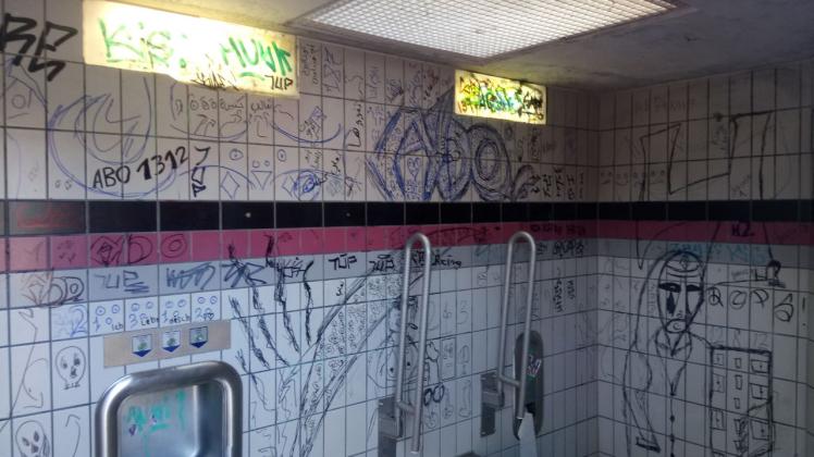 Öffentliche Toilettenanlage ZOB Stadtbahnhof Hagenow: So sah es dort am 7. Februar aus.  Fotos: Spanier 