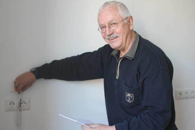 Entertainer Charly Frommke misst noch einmal in der Küche etwas nach, er stimmt sich dabei immer mit seiner Frau Heide ab, die viele Warnemünder noch aus der Zeit als Gemeindeschwester kennen. Entertainer Charly Frommke misst noch einmal in der Küche etwas nach, er stimmt sich dabei immer mit seiner Frau Heide ab, die viele Warnemünder noch aus der Zeit als Gemeindeschwester kennen.