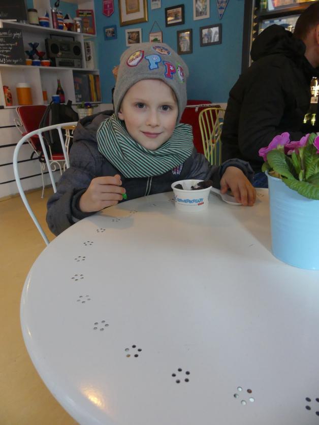Der fünfjährige Enzo isst fast jede Woche einen Becher Schoko-Vanille mit Brownie.