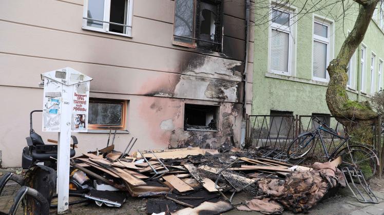 Schwere Brandstiftung in Rostocker KTV: Unbekannte setzen Sperrmüllhaufen vor Mehrfamilienhaus in Brand - Polizei sucht Zeugen