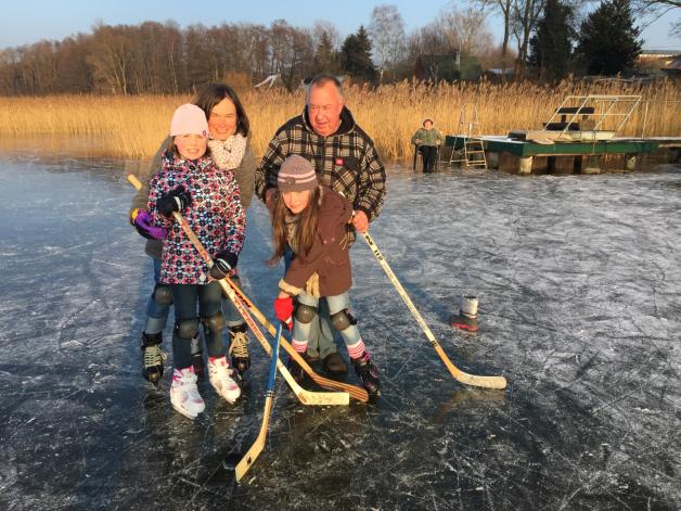 Opa Karl-Heinz Grunzig spielte mit seinen Enkelinnen Jara und Lina sowie seiner Tochter Sabine Meyer in der Mühl-Rosiner Bucht Eishockey. Oma Regina schaute zu.