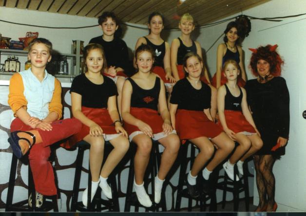 1986/87:  Gisela Strenzke (r.) mit einer von ihr trainierten Kindertanzgruppe.