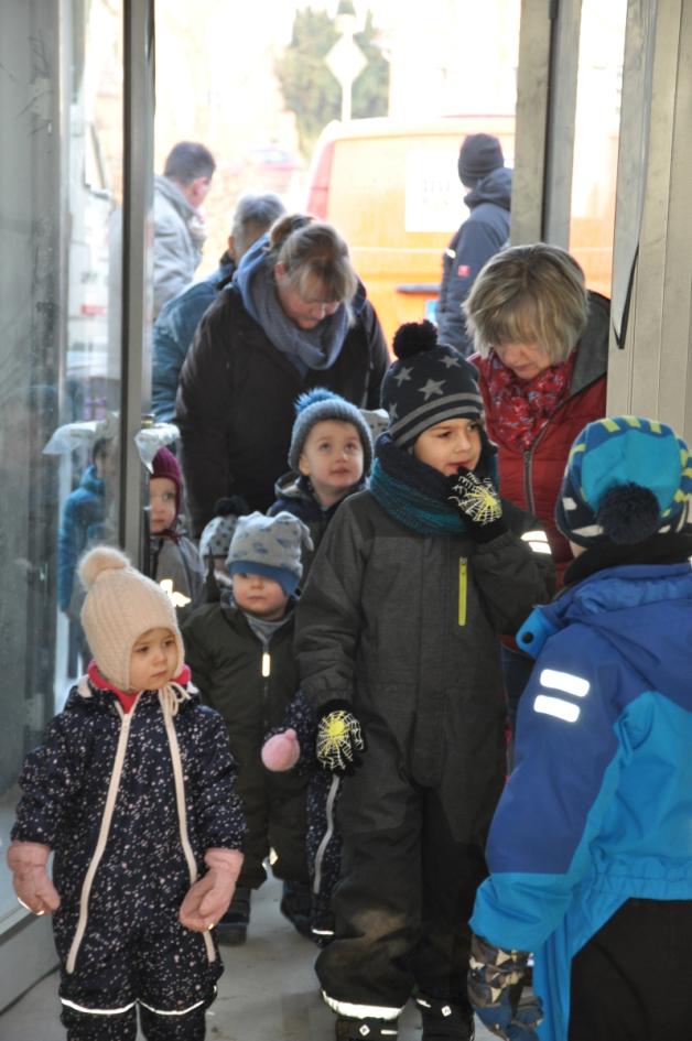 Neugierige Blicke beim Betreten des Gebäudes Neugierige Blicke beim Betreten des Gebäudes