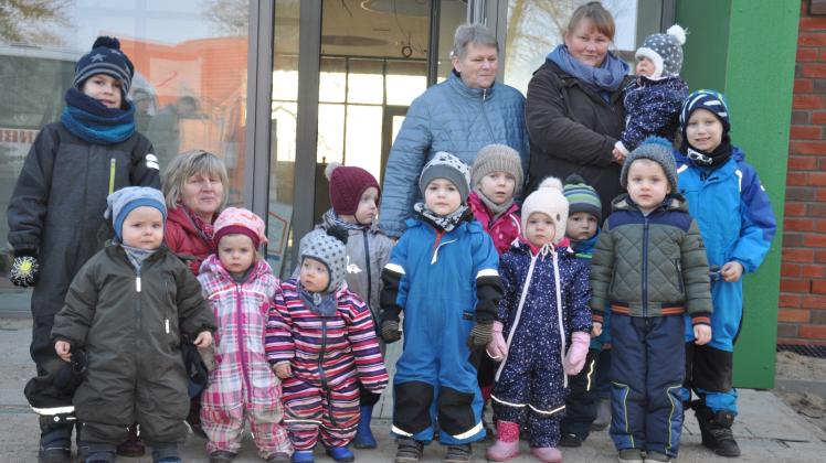 Die Kinder mit ihren Erzieherinnen vor der neuen Kita in Brenz. Fotos: andreas münchow 
