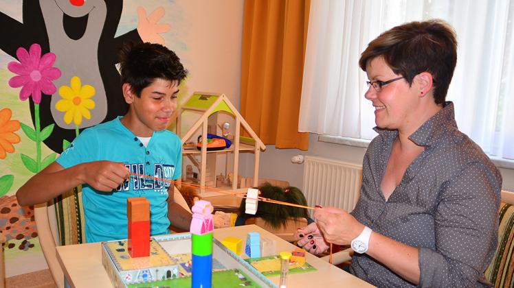 Erste Erfolge: Beim gemeinsamen Spielen kommen sich Bastian und Mama Christiane wieder näher. 