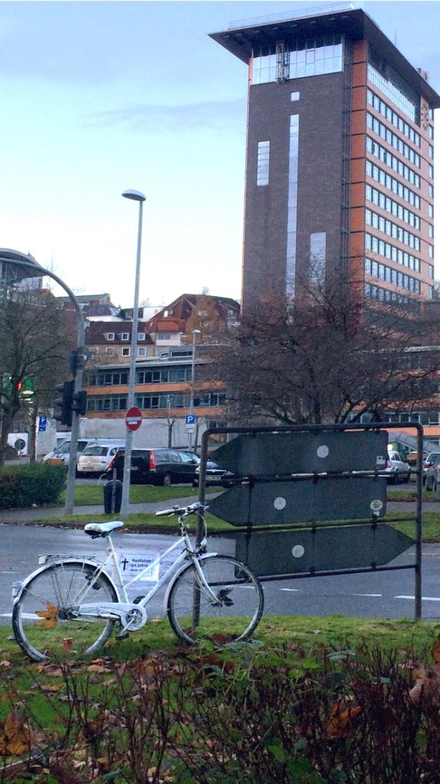 Bis November mahnte dieses Fahrrad Autofahrer an der Einmündung Husumer Straße.