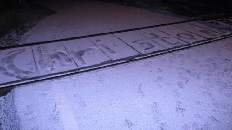 Die mutmaßlichen Täter schrieben einen Namen in den Schnee 