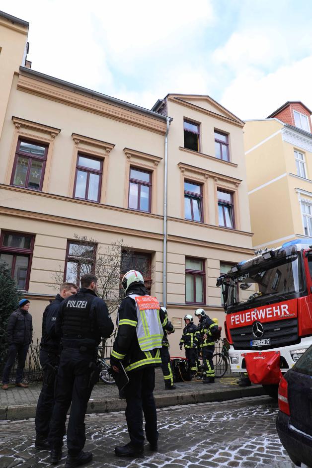 Kohlenmonoxid-Alarm in Rostocker Mehrfamilienhaus: Frau schwer verletzt - Hohe Konzentration des Gases gemessen - CO-Warner vom Rettungsdienst schlugen an - Haus evakuiert