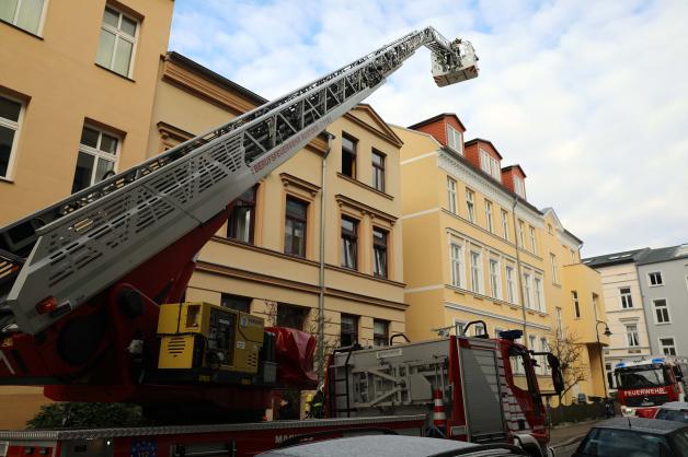 Kohlenmonoxid-Alarm in Rostocker Mehrfamilienhaus: Frau schwer verletzt - Hohe Konzentration des Gases gemessen - CO-Warner vom Rettungsdienst schlugen an - Haus evakuiert