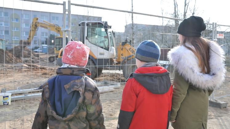 Neugierig beobachten die Kita-Kinder die Fortschritte auf der Baustelle, doch noch mehr würde sie es freuen, wenn sie einen Bauwagen für den naheliegenden Wald hätten und dort toben könnten.