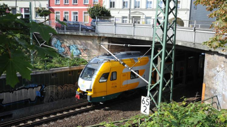 Über die 14,5 Kilometer Eisenbahnschienen auf Schweriner Stadtgebiet fahren jedes Jahr mehr als 30 000 Züge. Jetzt soll ermittelt werden, ob der Schallschutz ausreicht. 
