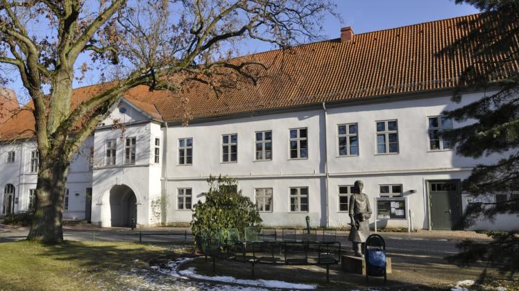 Das Lange Haus ist Teil der Rehnaer Klosteranlage. Für acht Millionen D-Mark war es einst saniert worden und ist seit rund 20 Jahren Verwaltungssitz. Fotos: Holger Glaner