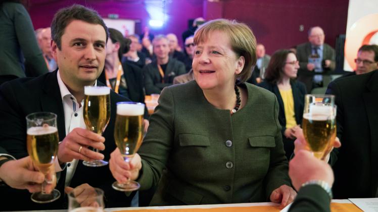 „Ja Kanzlerin sein ist wirklich schwer“:  Kanzlerin Angela Merkel trinkt beim politischen Aschermittwoch mit Vincent Kokert, CDU Landeschef in Mecklenburg-Vorpommern, Bier. 
