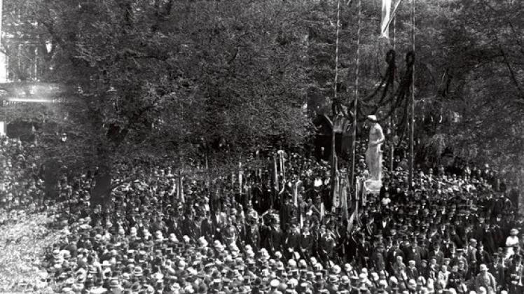 Am 21. Mai 1922 wurde das Ehrenmal vor tausenden von Neumünsteranern am Kuhberg eingeweiht. Fotos: Postel(2), HC, Ziehm