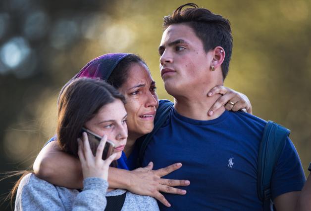 Verängstigte Schüler und Angehörige nach der Bluttat an der High School in Parkland. Verängstigte Schüler und Angehörige nach der Bluttat an der High School in Parkland.