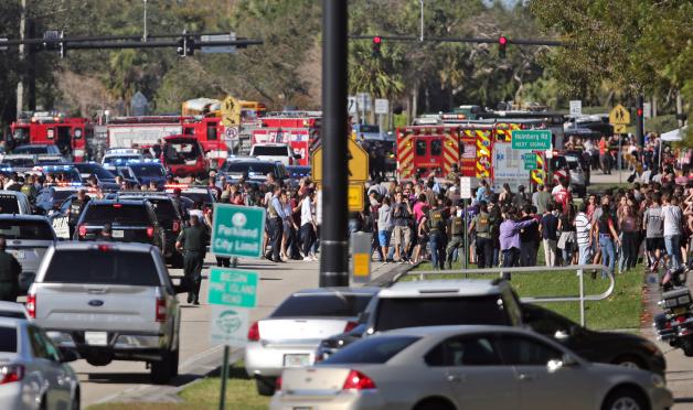 Schüler werden über den Coral Springs Drive geführt, nachdem an der Marjory Stoneman Douglas High School tödliche Schüsse gefallen sind.