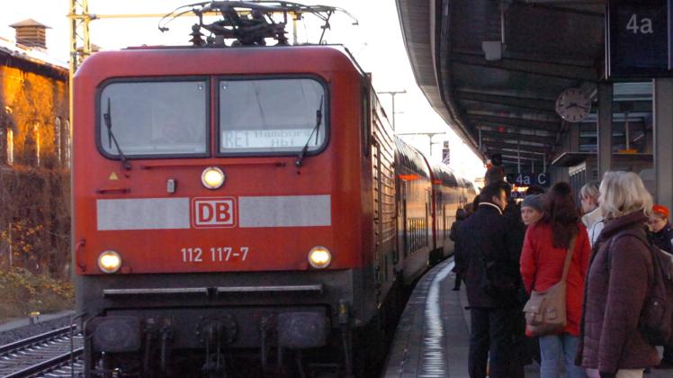 Fahrplanwechsel mit Verschlechterungen: Nicht alle Züge der Linie RE1, hier ein Archivbild am Hauptbahnhof Schwerin, halten in Schwerin Mitte. Pendler stellt das vor Probleme.