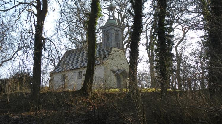 Zu dieser Jahreszeit ist die Dorfkirche auf einer Anhöhe gut von der Straße aus zu sehen. Fotos: roswitha spöhr 