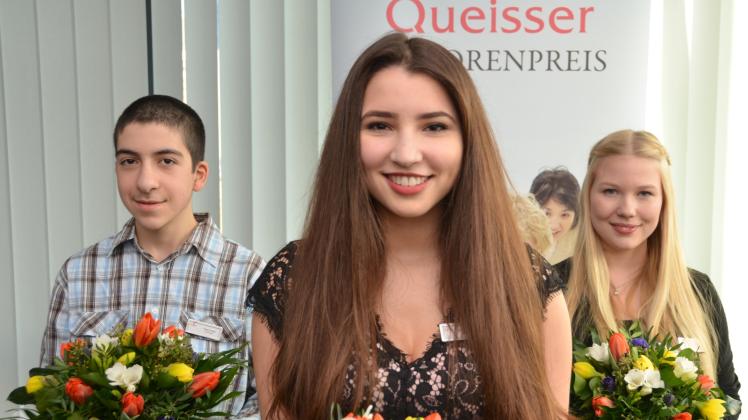 Glückliche Preisträger: Der 15-jährige Yaser Anjal aus Elmshorn, die 17-jährige Ariane Mir-Shojaee aus Flensburg sowie die 18-jährige Larah Theresa Stieper aus Brinjahe (von links). Alle drei erhalten jeweils 1500 Euro Preisgeld.