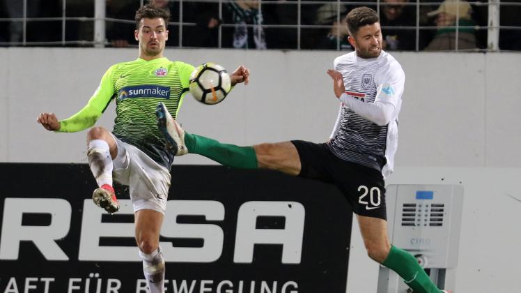 Hansa musste sich gegen Münster nicht nur in einigen Zweikämpfen wie hier FCH-Innenverteidiger Julian Riedel (links) gegen Philipp Hoffmann geschlagen geben, sondern auch am Ende die erste Niederlage im Jahr 2018 hinnehmen. 