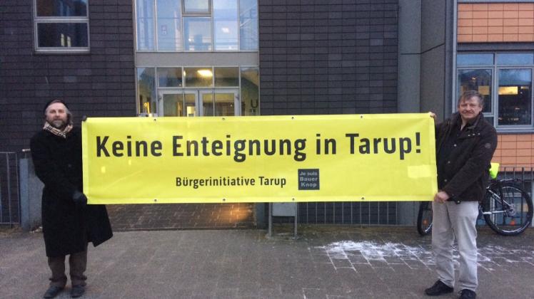 Mini-Demo hinterm Rathaus: Rüdiger Andersen (l.) und Bauer Ingo Knop mit einer eindeutigen Forderung.