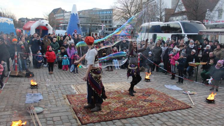 Die Mitglieder von „Harlekin on Fire“ begeisterten das Publikum auf dem Großflecken mit Riesen-Seifenblasen. 
