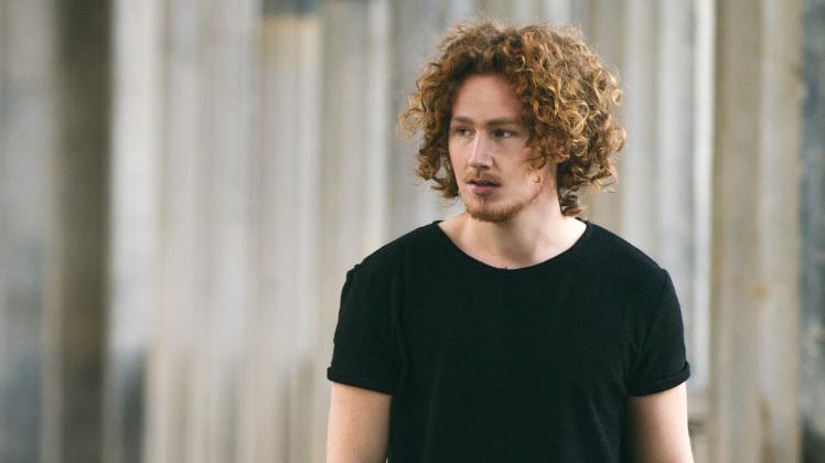 Der 27-jährige Michael Schulte wurde in Dollerup (Kreis Schleswig-Flensburg) geboren und durch die TV-Show „The Voice“ als Singer-Songwriter bekannt.