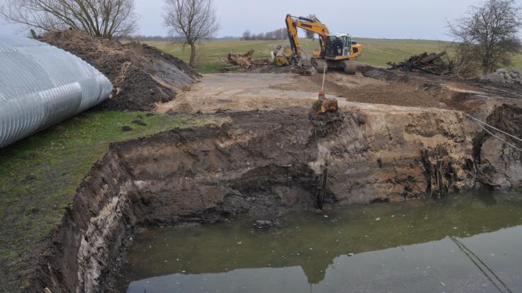Tiefe Baugrube: Hier entsteht das neue Flussbett für den Brüeler Bach. 