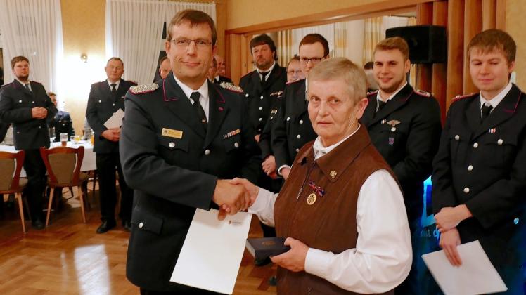 Während des Feuerwehrballs wurde Bürgermeisterin Edith Carstensen (r.) von Wolfgang Clasen mit der Deutschen Feuerwehr Ehrenmedaille ausgezeichnet. 