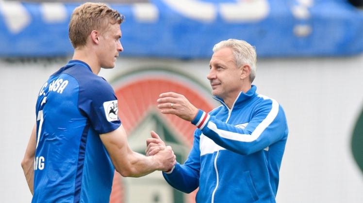 Gemeinsame Strategie: Hansa-Trainer Pavel Dotchev und sein Abwehrchef Oliver Hüsing wissen, wie Magdeburg beizukommen ist. 