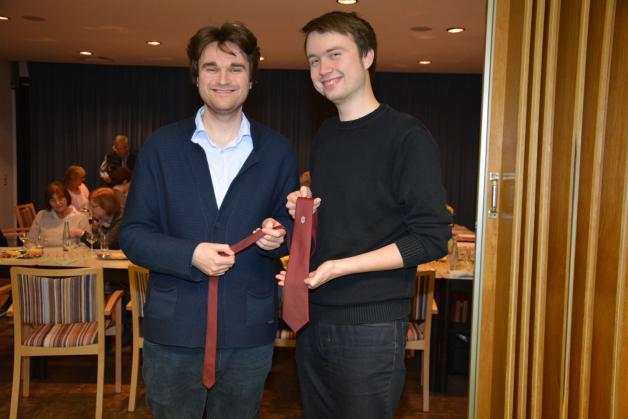 Den Wechsel des Dirigentenstabs symbolisierte Tobias Müller (links) durch die Übergabe seiner roten Chorleiterkrawatte der Liedertafel an Michel Preiß. 