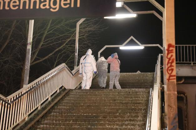 Schweres Verbrechen in Rostock befürchtet: 30-Jähriger am S-Bahn-Haltepunkt durch massive Gewalteinwirkung lebensbedrohlich verletzt - Attacke von Personengruppe? Schweres Verbrechen in Rostock befürchtet: 30-Jähriger am S-Bahn-Haltepunkt durch massive Gewalteinwirkung lebensbedrohlich verletzt - Attacke von Personengruppe?